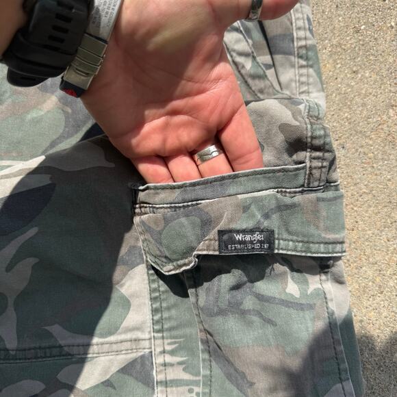 Wrangler Green Camo Stretch Cargo Shorts - Mens Size 46 Regular - Picture 4 of 8